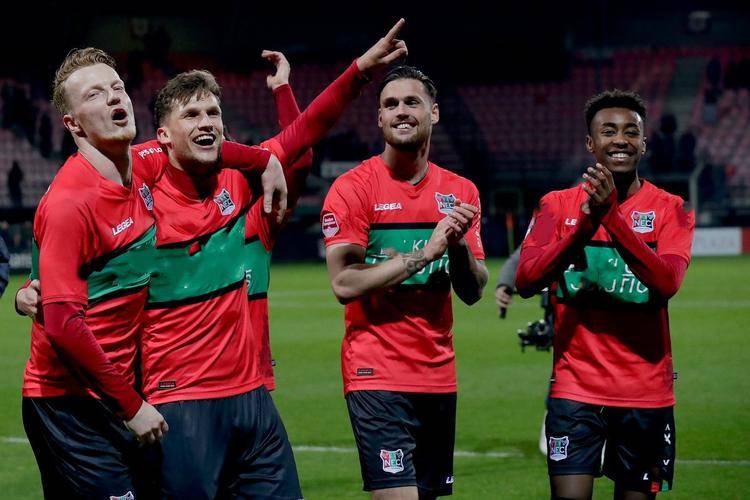 层更倾向于 层更倾向于